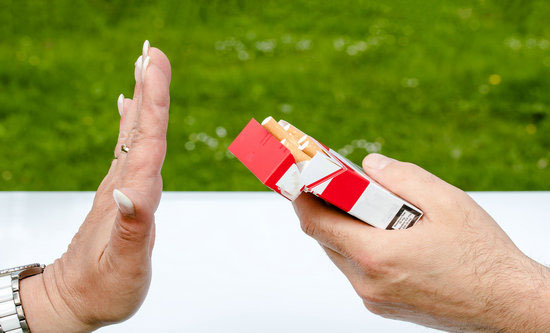 抽煙不止有害健康,保費(fèi)還上漲!