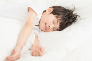 孩子怕黑開燈睡覺？快停止這個行為！