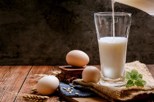 母乳不足？剛出生的寶寶能不能喝配方奶？