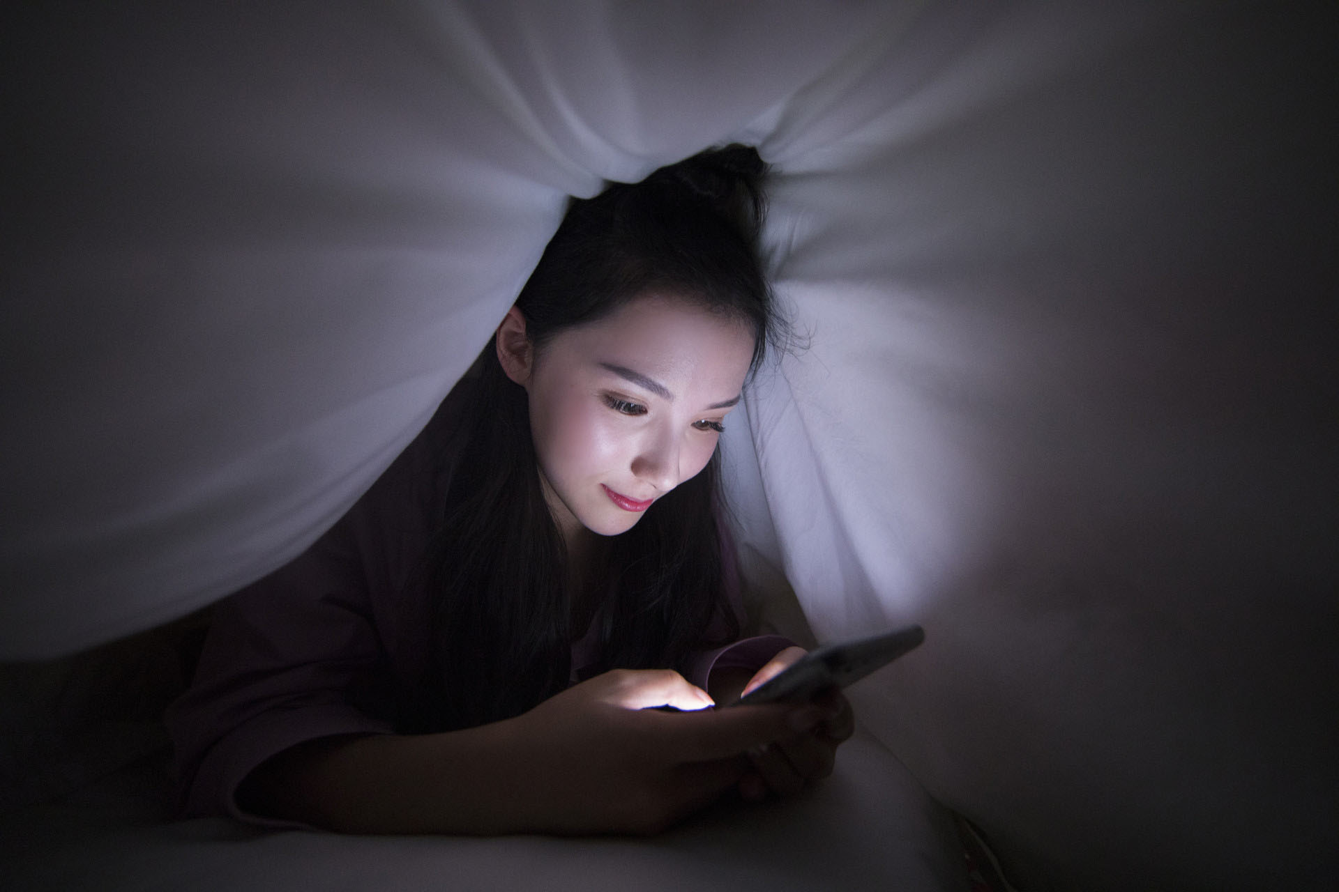夜里關(guān)燈看手機，真的會導(dǎo)致青光眼嗎？